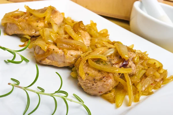 Carne di maiale filetto bistecche sotto cipolla — Foto Stock