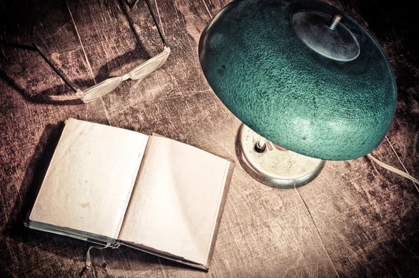 Resmi yolaeski lamba ve kitap — Stok fotoğraf