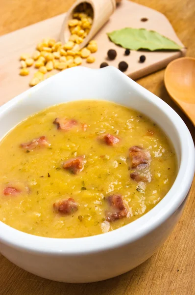 Традиционный свежий гороховый суп — стоковое фото