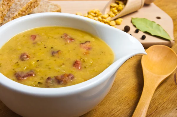 Traditional fresh pea soup — Stock Photo, Image