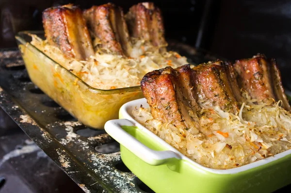 Spare ribs baked in sauerkraut — Stock Photo, Image