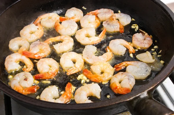 Crevettes sur la casserole — Photo