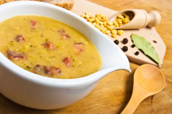 Traditional fresh pea soup — Stock Photo, Image