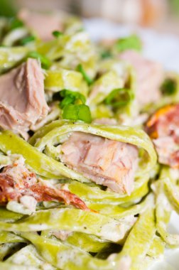 Tagliatelle tuna ve kurutulmuş domates ile