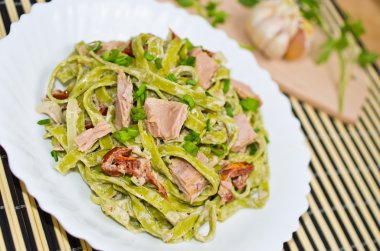 Tagliatelle tuna ve kurutulmuş domates ile