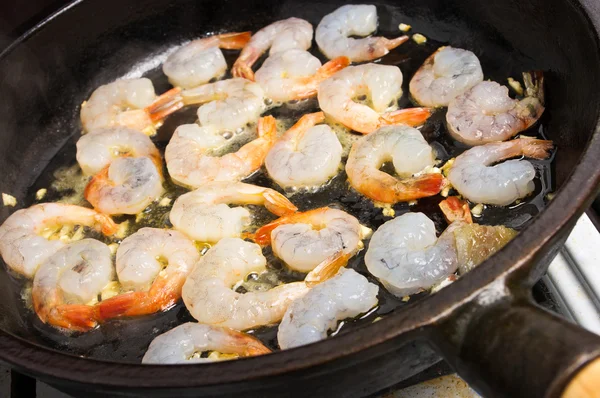 Crevettes sur la casserole — Photo