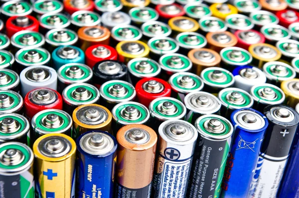 Wiersz o różnych baterii — Zdjęcie stockowe