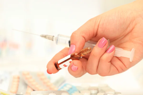 Medicamento que llena la jeringa con una vacuna — Foto de Stock