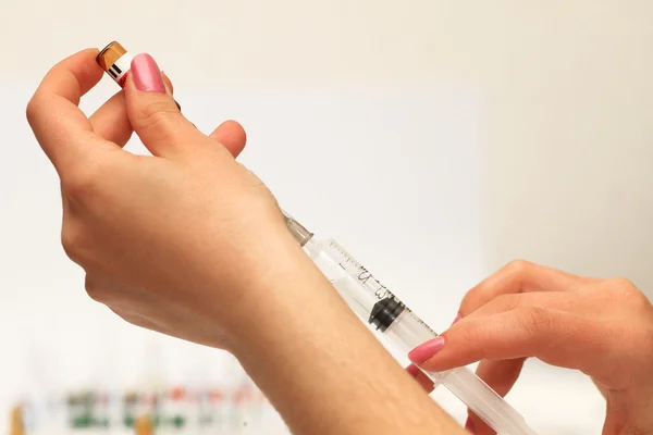 Medic che riempie la siringa con un vaccino — Foto Stock