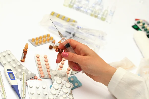 Medik naplnění stříkačky s očkovací látkou — Stock fotografie