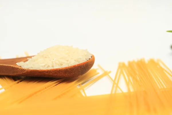 Pastas italianas crudas y espaguetis sobre fondo blanco — Foto de Stock