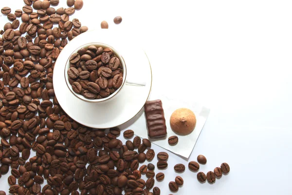 Taza de café con semillas aisladas sobre un fondo blanco — Foto de Stock