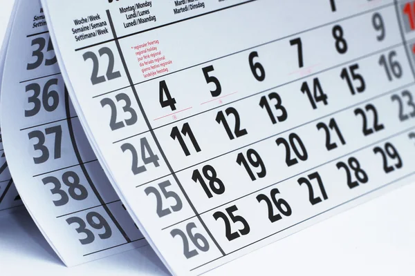 Frammento di calendario con fogli semiaperti in diverse angolazioni — Foto Stock
