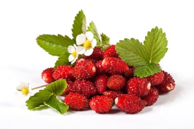 Beyaz arkaplanda çilek