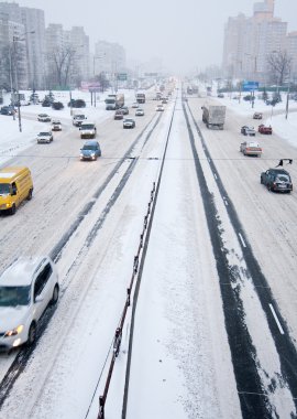 bir kar fırtınası Kiyv trafikte
