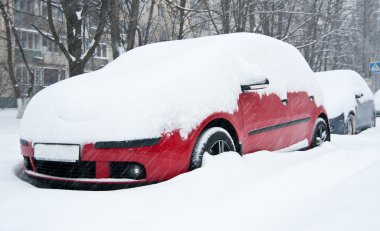 karla kaplı araba