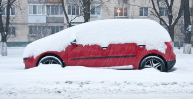 karla kaplı araba