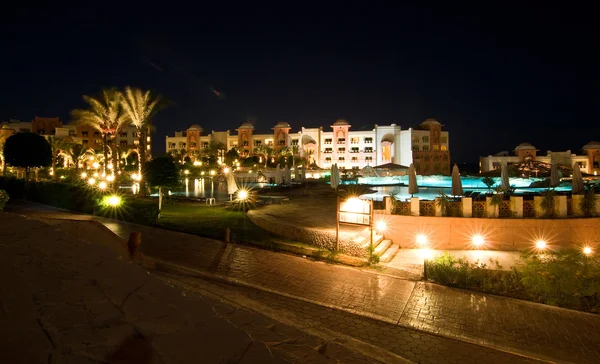 Lujosa iluminación nocturna del hotel — Foto de Stock