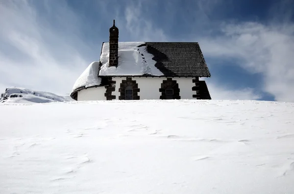 Hütte im weißen Schnee — Stockfoto