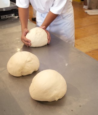 Baker elleri ve hamurları tezgahın üzerine