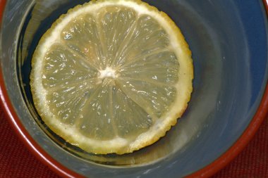 bir fincan içinde limon dilimi