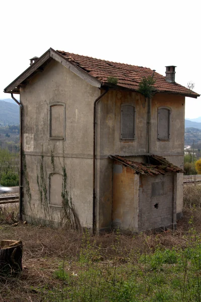 Old house and train — Zdjęcie stockowe