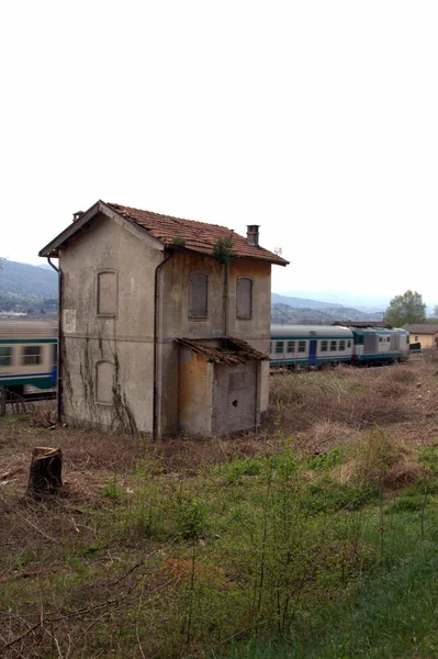 Gamla hus och tåg — Stockfoto