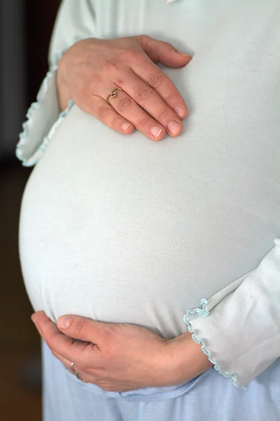 Zwanger vrouw houden haar buik — Stockfoto