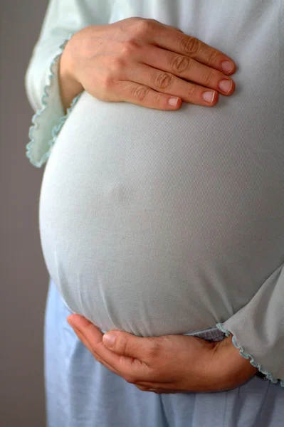 Donna incinta tenendo la pancia — Foto Stock