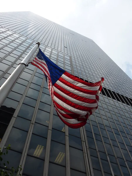 Az irodaház alatt az Amerikai Egyesült Államok zászlaja — Stock Fotó