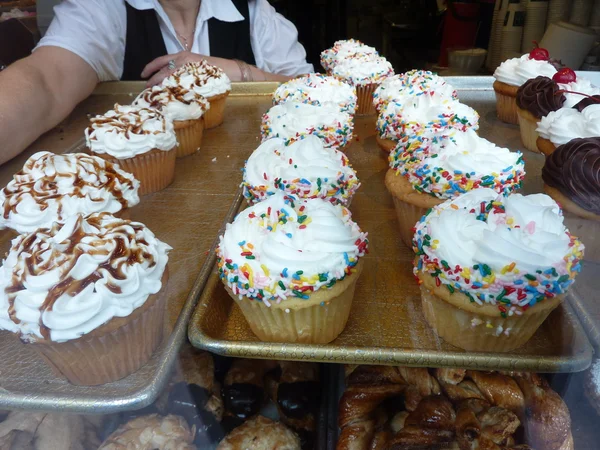 多彩的蛋糕奶油松饼安排在糕饼店 — 图库照片