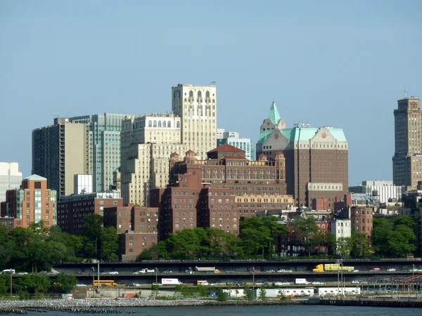 ハドソン川沿いに高層ビルをニューヨーク市のスカイライン — ストック写真