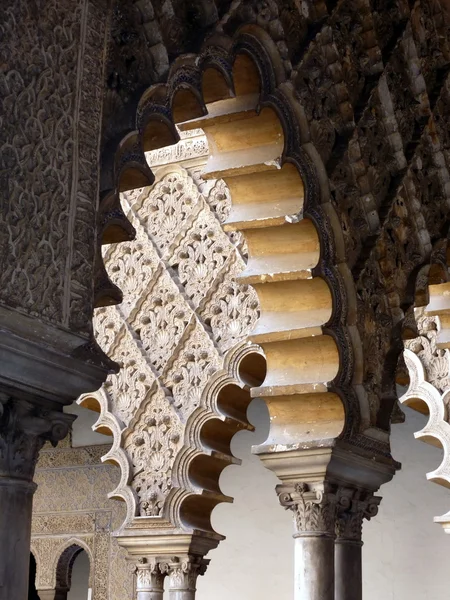 飾られたアーチやアルハンブラ宮殿内の列 — ストック写真