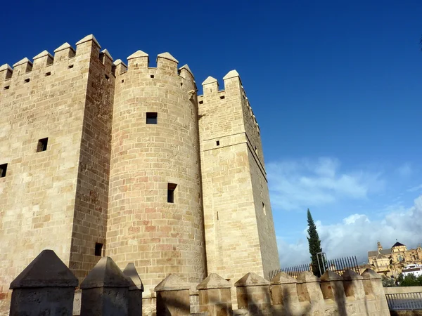 Башня Калахорра в Кордове, Андалусия, Испания — стоковое фото
