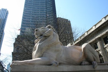 cityscape bir aslan heykeli