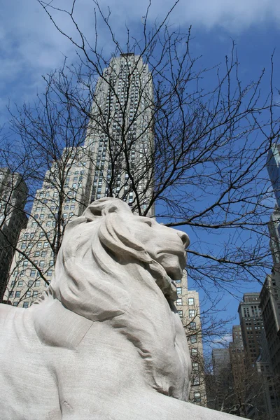 都市景観におけるライオンの像 — ストック写真