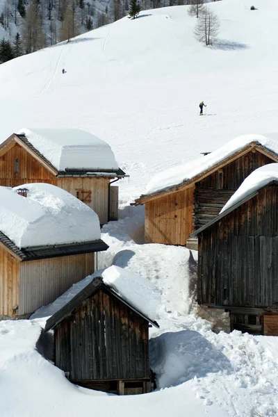 Casas cubiertas de nieve —  Fotos de Stock