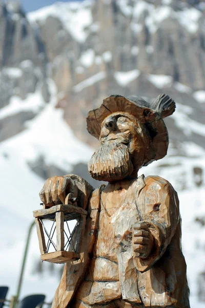 Gnomo de madera en los Alpes fondo —  Fotos de Stock