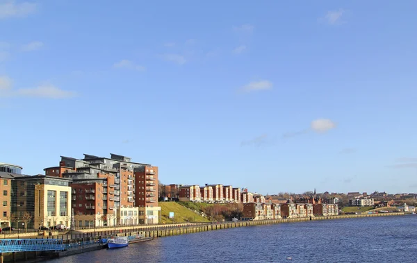 A Tyne folyó alatt a millenniumi-hídtól, Newcastle-upon-Tyne-házakat — Stock Fotó