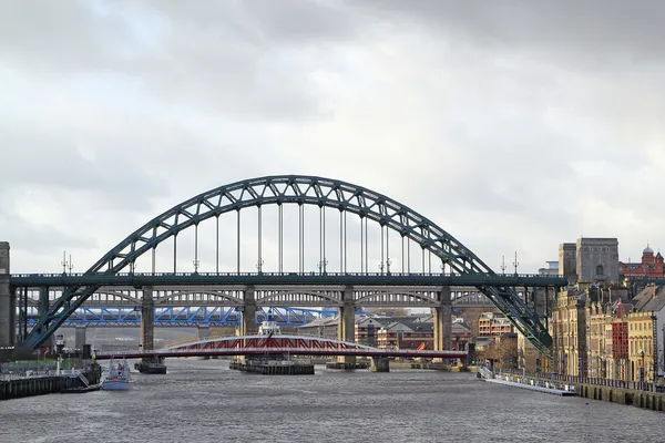 Tyne bridge som sträcker sig över floden, newcastle-upon tyne Stockbild