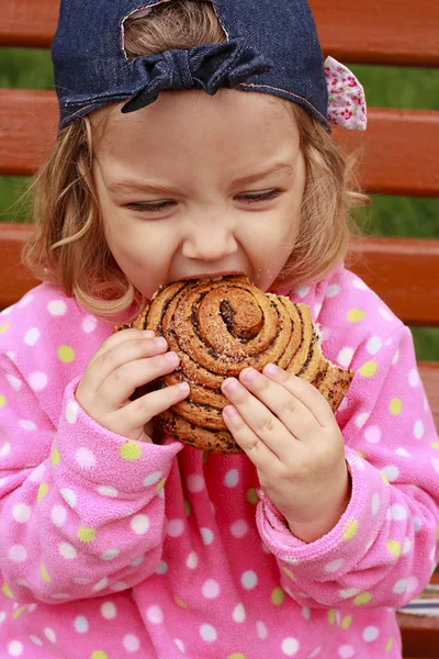 Zjada małą dziewczynką — Zdjęcie stockowe