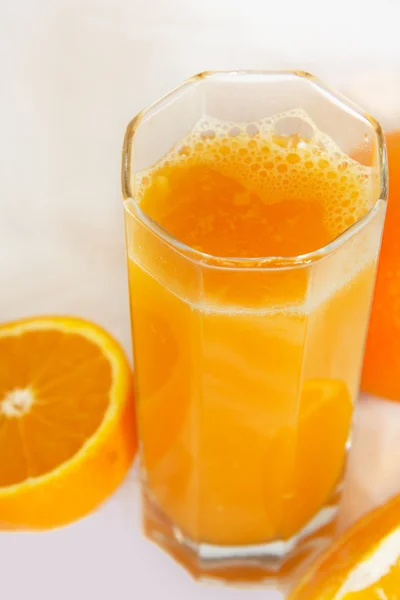 Ett glas färsk apelsin — Stockfoto