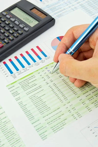 Калькулятор, ручка на цветном бизнес-фоне — стоковое фото