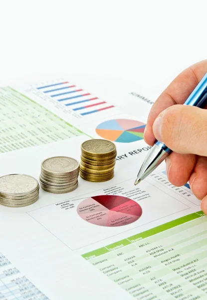 Mynt stack och penna på färgglada business bakgrund — Stockfoto