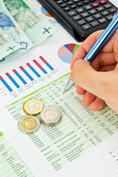 Калькулятор, ручка, монеты на красочном бизнес-фоне — стоковое фото
