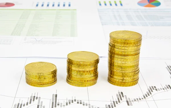 Gyllene mynt stack på business bakgrund — Stockfoto