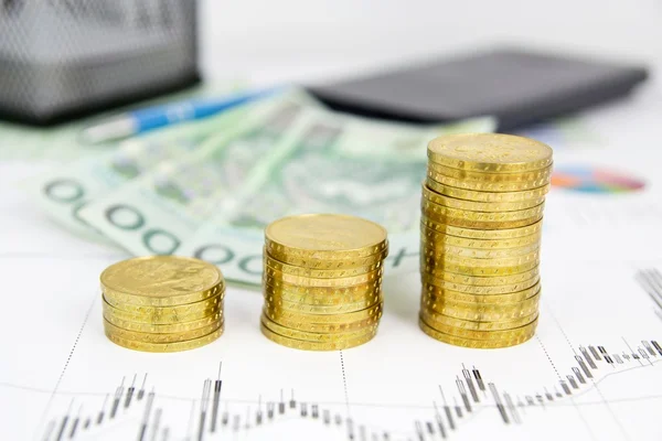 Golden coins stack. Banknotes and calculator in background — Stock Photo, Image