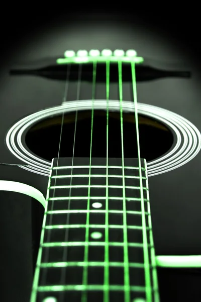 Grüne Gitarrensaiten - Lichteffekt bei Nacht — Stockfoto