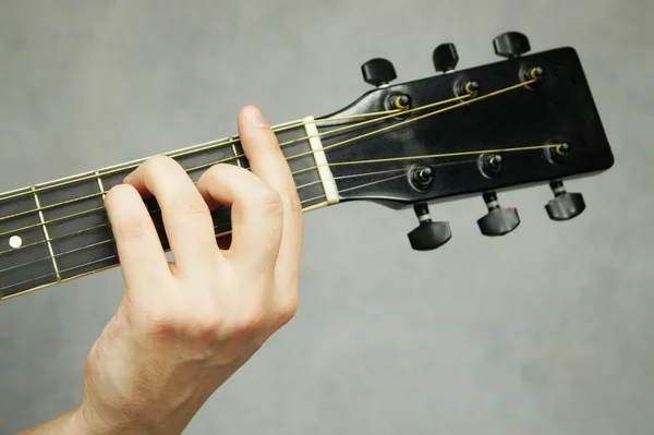 El f akor gitar üzerinde tutarak — Stok fotoğraf