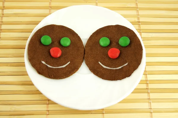 Soubory cookie smajlík na desce — Stock fotografie